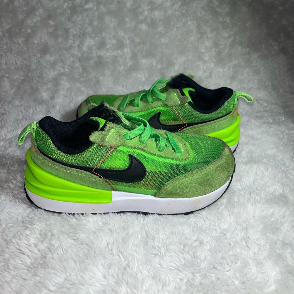 Nike waffle “Grinch” electric green